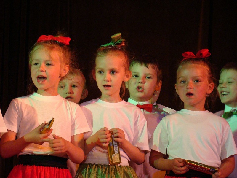 Zdjęcie w galerii na portalu naszwodzislaw.com: Przedszkolaki szalały na scenie wiadomości z regionu