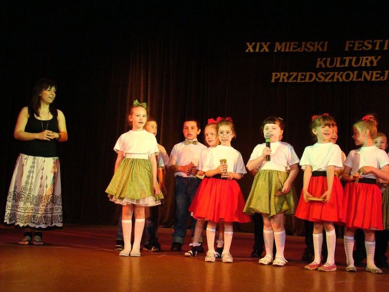 Zdjęcie w galerii na portalu naszwodzislaw.com: Przedszkolaki szalały na scenie wiadomości z regionu
