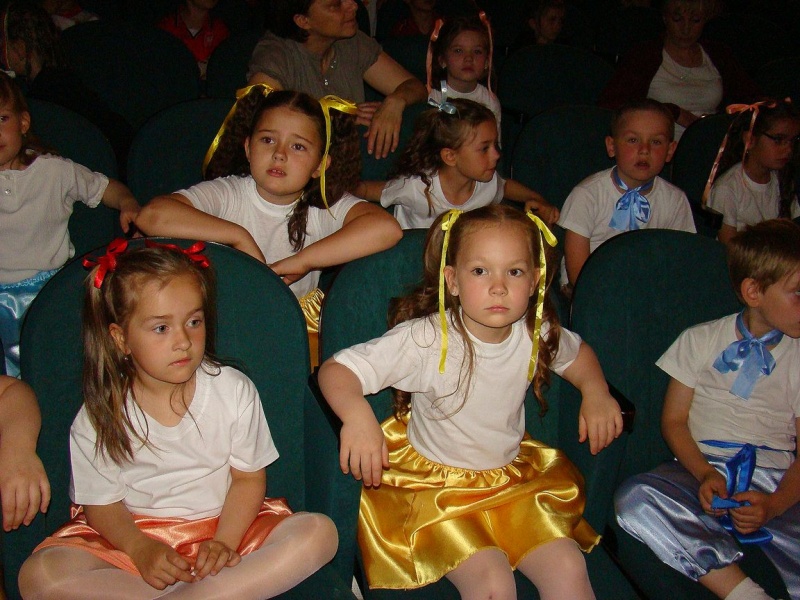 Zdjęcie w galerii na portalu naszwodzislaw.com: Przedszkolaki szalały na scenie wiadomości z regionu