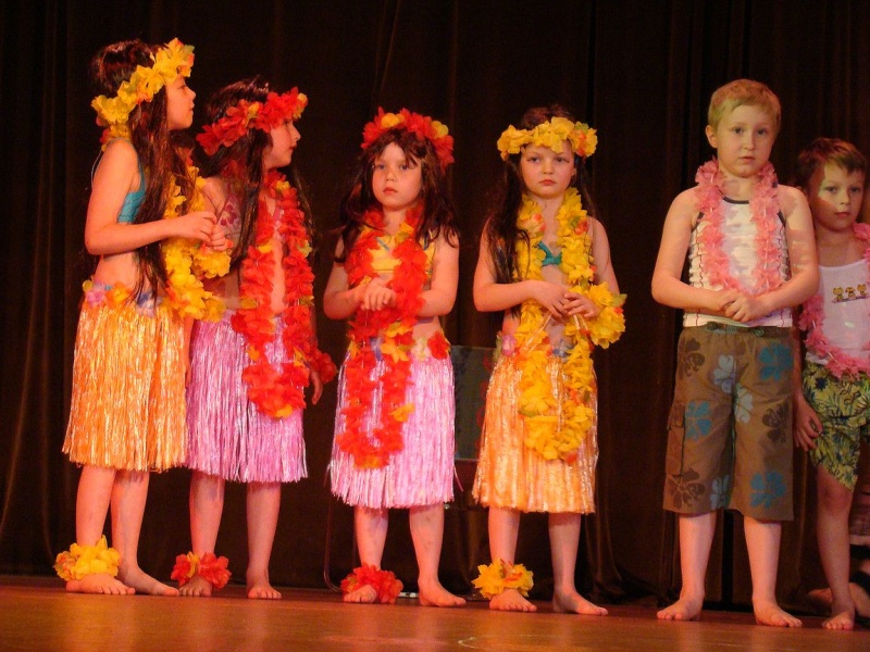 Zdjęcie w galerii na portalu naszwodzislaw.com: Przedszkolaki szalały na scenie wiadomości z regionu