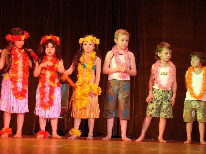 Zdjęcie w galerii na portalu naszwodzislaw.com: Przedszkolaki szalały na scenie wiadomości z regionu