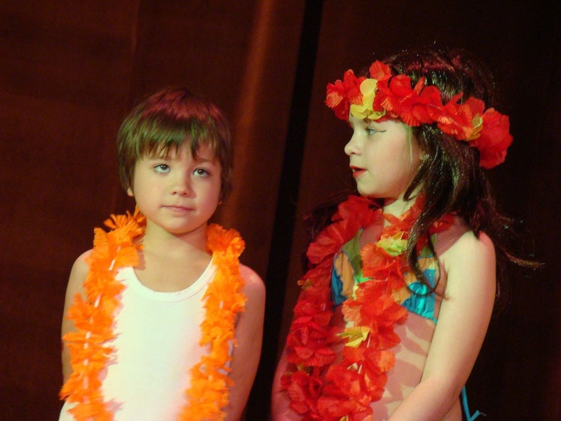 Zdjęcie w galerii na portalu naszwodzislaw.com: Przedszkolaki szalały na scenie wiadomości z regionu