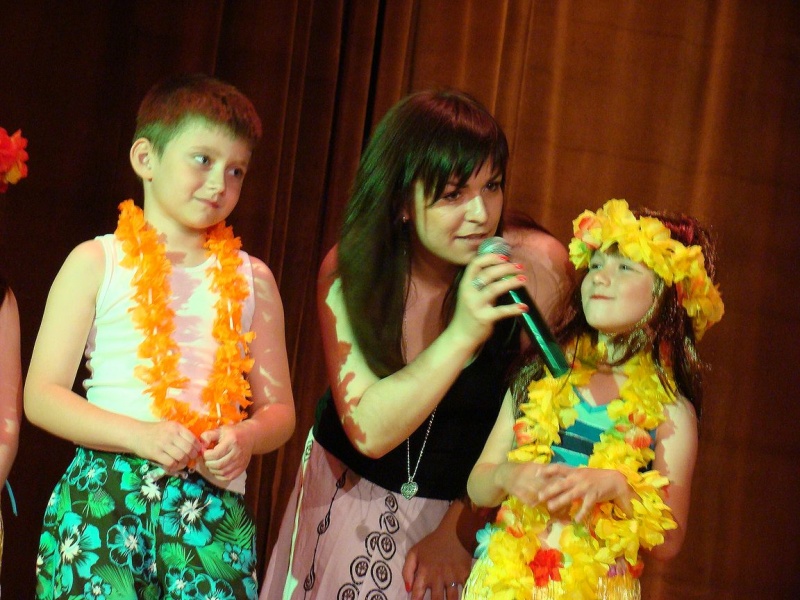 Zdjęcie w galerii na portalu naszwodzislaw.com: Przedszkolaki szalały na scenie wiadomości z regionu