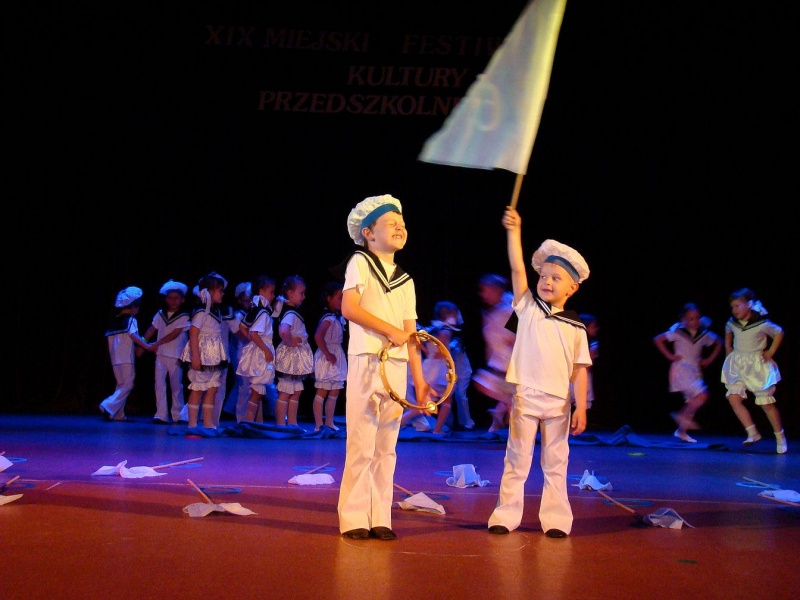 Zdjęcie w galerii na portalu naszwodzislaw.com: Przedszkolaki szalały na scenie wiadomości z regionu