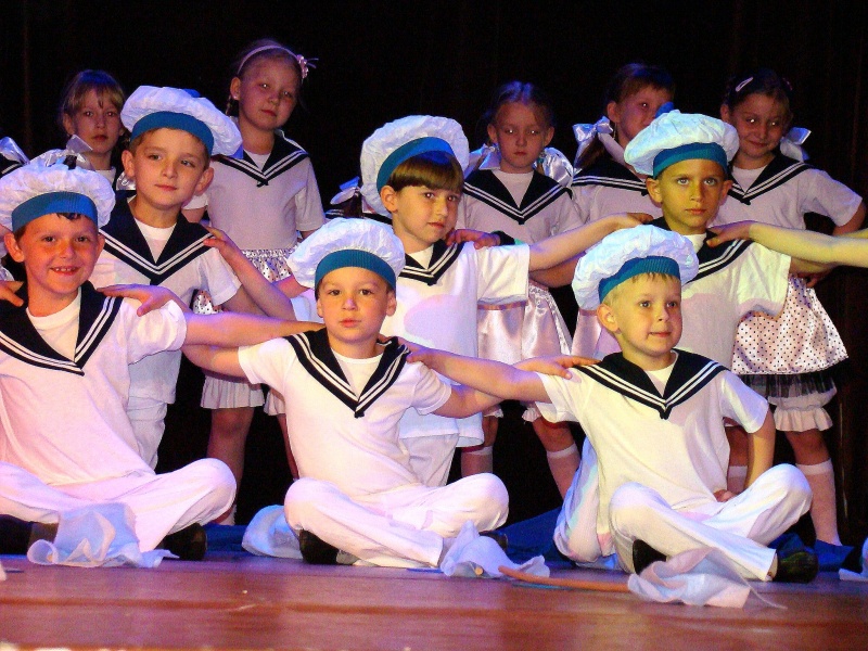 Zdjęcie w galerii na portalu naszwodzislaw.com: Przedszkolaki szalały na scenie wiadomości z regionu