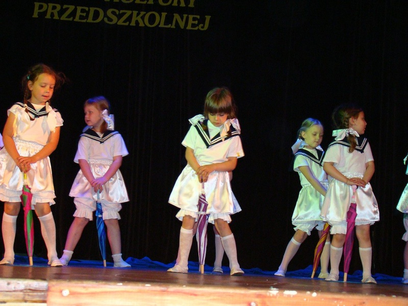 Zdjęcie w galerii na portalu naszwodzislaw.com: Przedszkolaki szalały na scenie wiadomości z regionu
