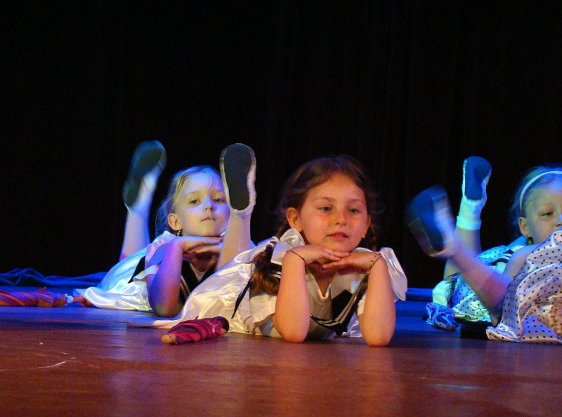 Zdjęcie w galerii na portalu naszwodzislaw.com: Przedszkolaki szalały na scenie wiadomości z regionu