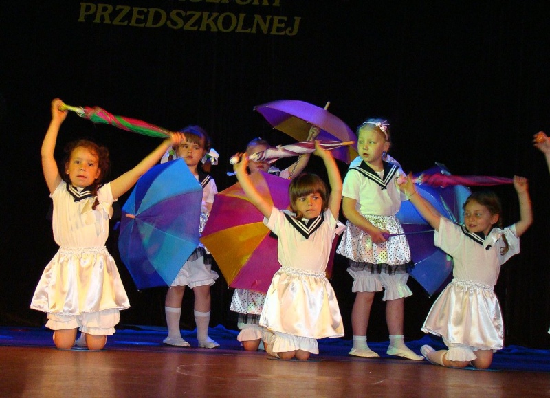 Zdjęcie w galerii na portalu naszwodzislaw.com: Przedszkolaki szalały na scenie wiadomości z regionu