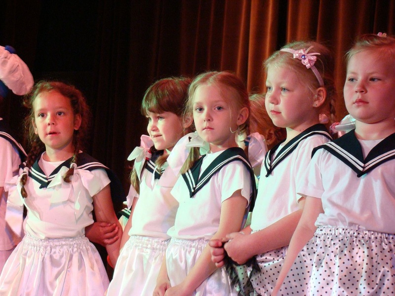 Zdjęcie w galerii na portalu naszwodzislaw.com: Przedszkolaki szalały na scenie wiadomości z regionu