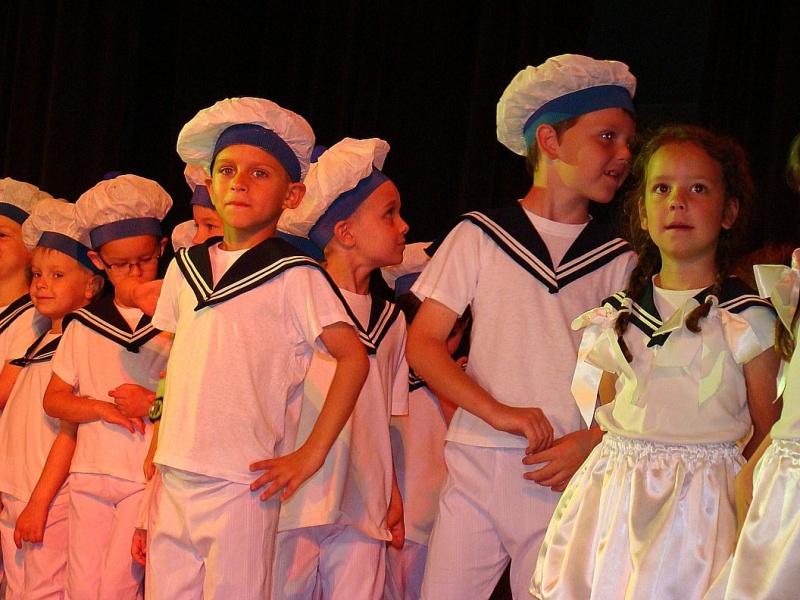 Zdjęcie w galerii na portalu naszwodzislaw.com: Przedszkolaki szalały na scenie wiadomości z regionu