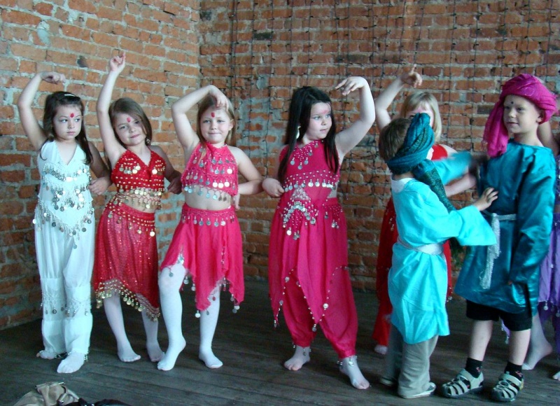 Zdjęcie w galerii na portalu naszwodzislaw.com: Przedszkolaki szalały na scenie wiadomości z regionu