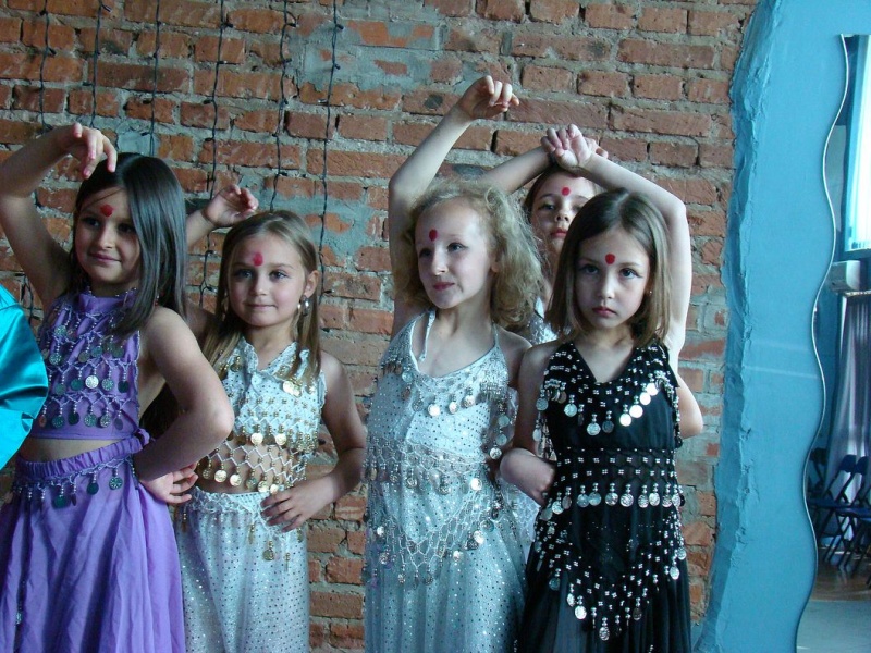 Zdjęcie w galerii na portalu naszwodzislaw.com: Przedszkolaki szalały na scenie wiadomości z regionu