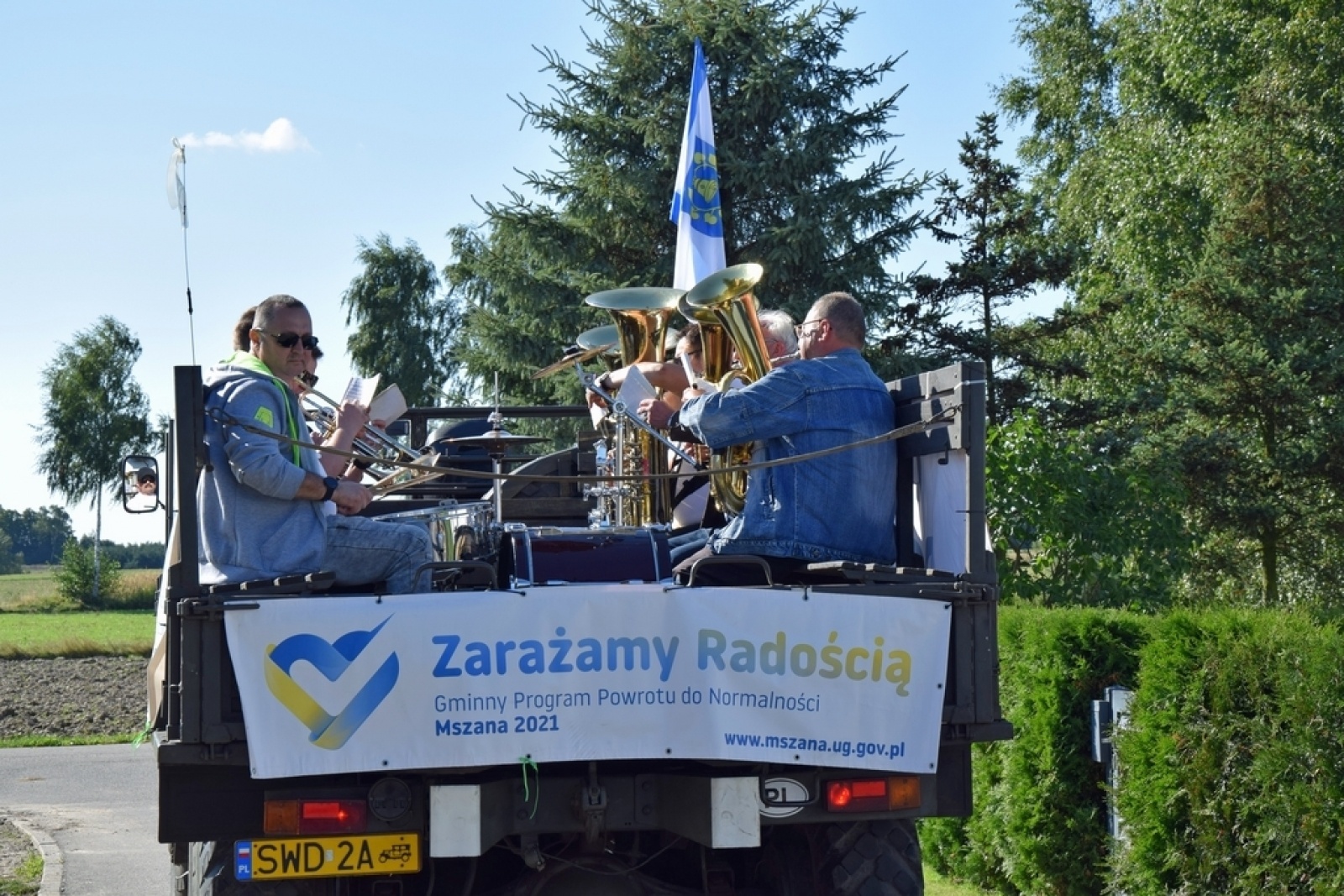 Zdjęcie w galerii na portalu naszwodzislaw.com: Orkiestra Rozrywkowa po raz trzeci na ulicach Gminy Mszana [FOTO] wiadomości z regionu