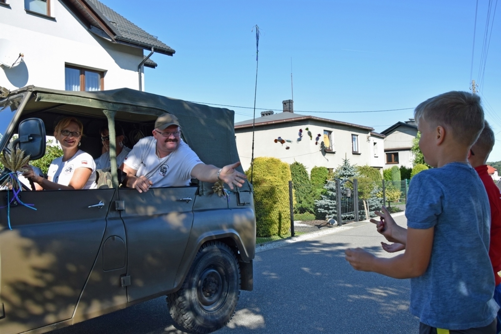Zdjęcie w galerii na portalu naszwodzislaw.com: Orkiestra Rozrywkowa po raz trzeci na ulicach Gminy Mszana [FOTO] wiadomości z regionu