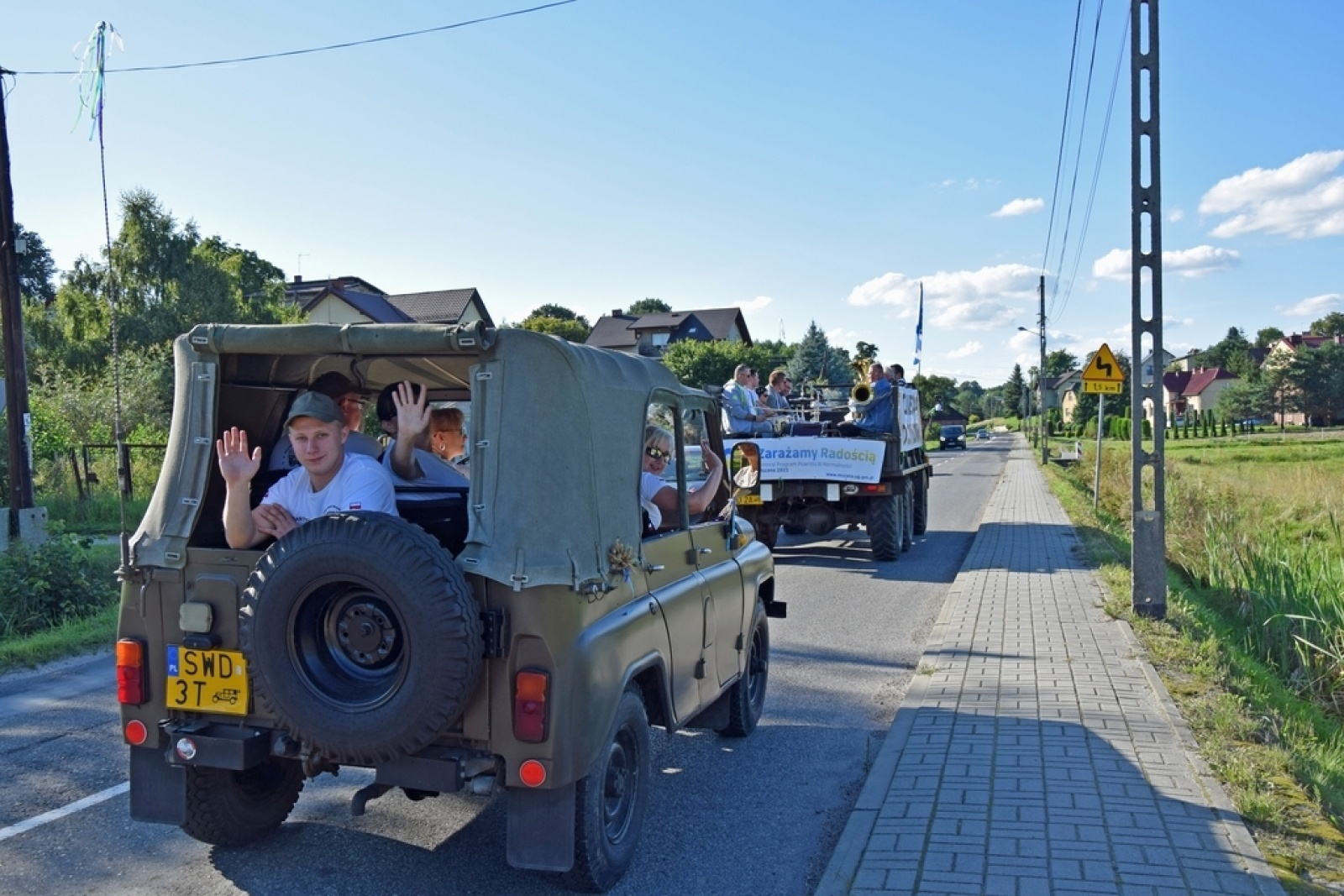 Zdjęcie w galerii na portalu naszwodzislaw.com: Orkiestra Rozrywkowa po raz trzeci na ulicach Gminy Mszana [FOTO] wiadomości z regionu