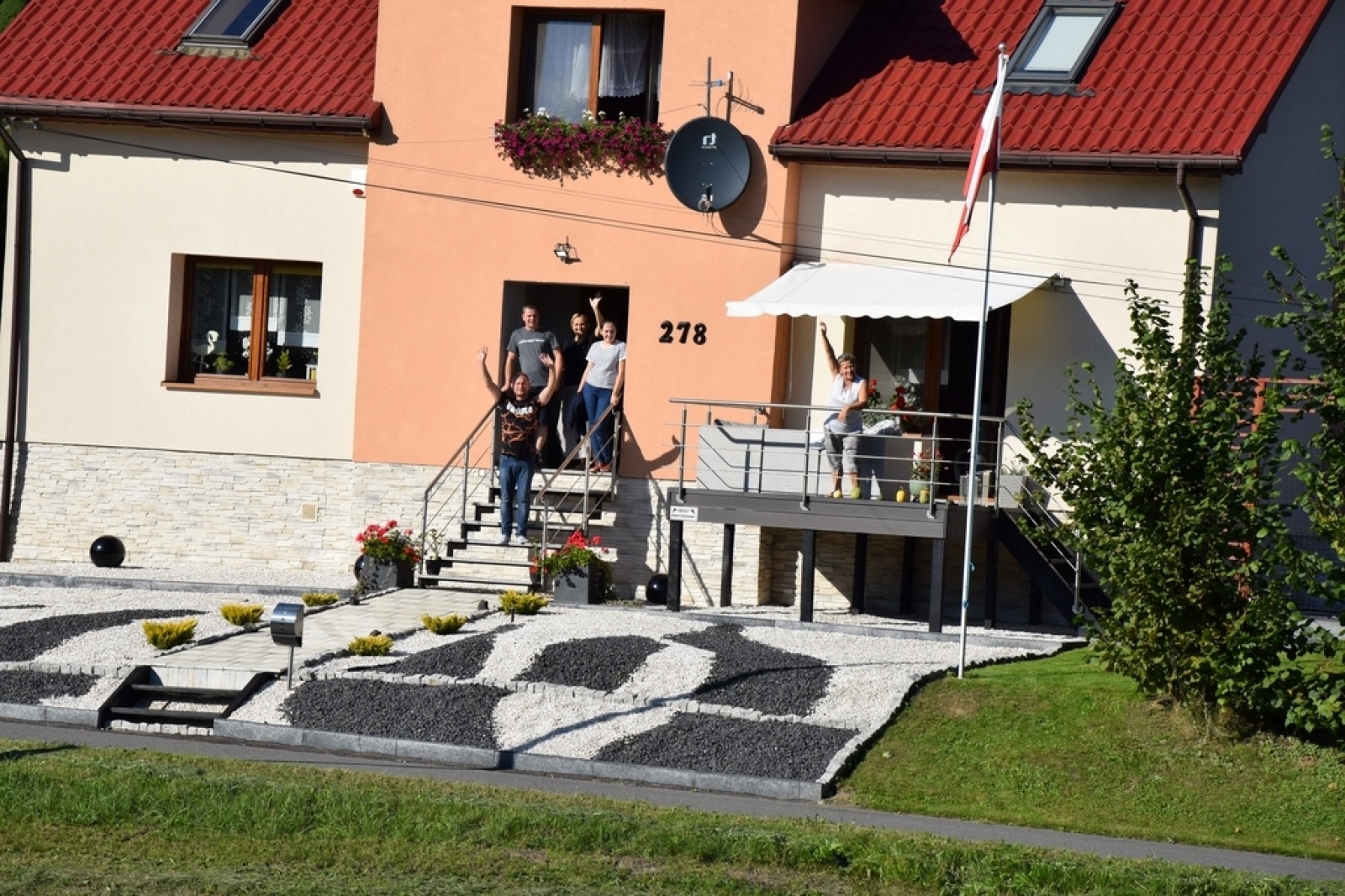 Zdjęcie w galerii na portalu naszwodzislaw.com: Orkiestra Rozrywkowa po raz trzeci na ulicach Gminy Mszana [FOTO] wiadomości z regionu