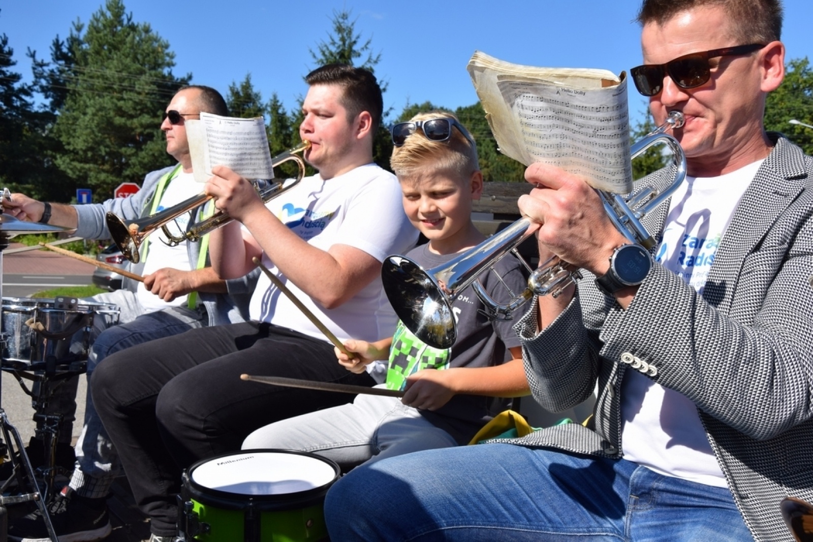 Zdjęcie w galerii na portalu naszwodzislaw.com: Orkiestra Rozrywkowa po raz trzeci na ulicach Gminy Mszana [FOTO] wiadomości z regionu