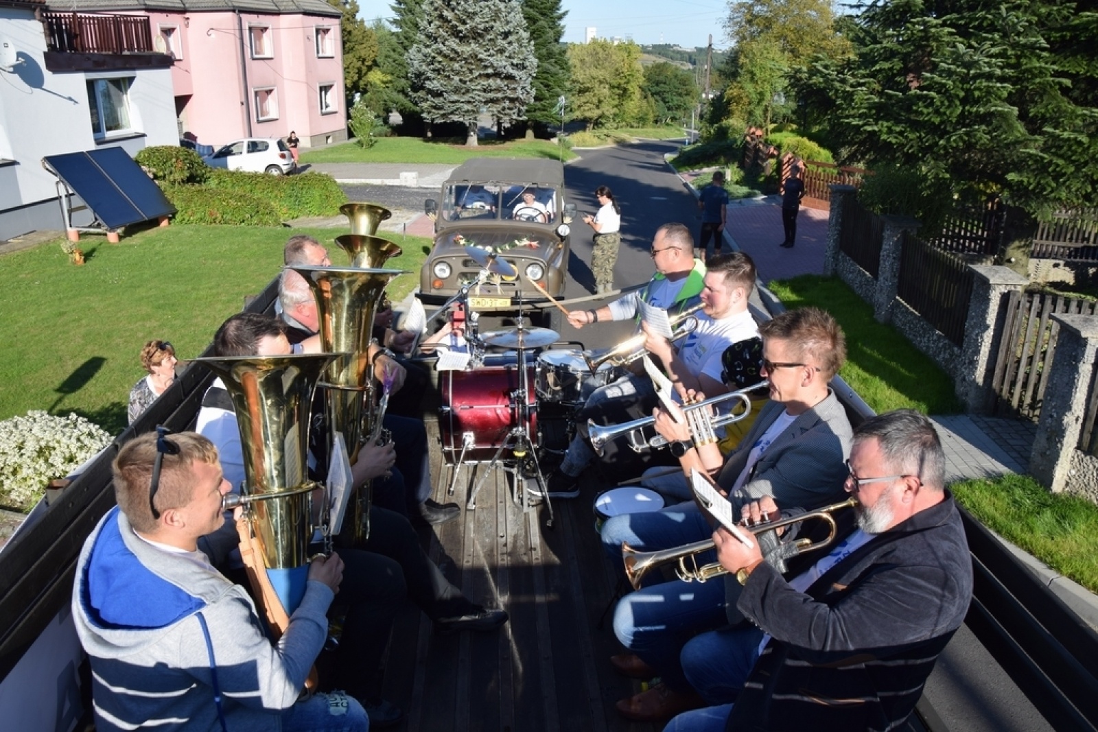 Zdjęcie w galerii na portalu naszwodzislaw.com: Orkiestra Rozrywkowa po raz trzeci na ulicach Gminy Mszana [FOTO] wiadomości z regionu