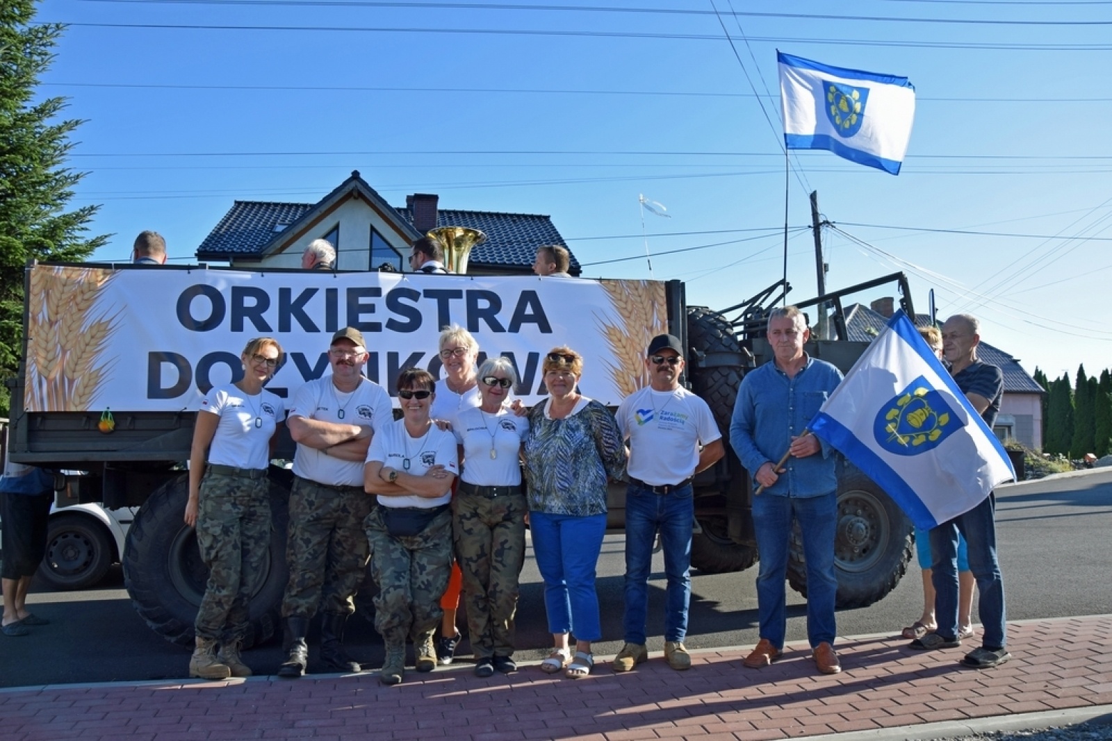 Zdjęcie w galerii na portalu naszwodzislaw.com: Orkiestra Rozrywkowa po raz trzeci na ulicach Gminy Mszana [FOTO] wiadomości z regionu