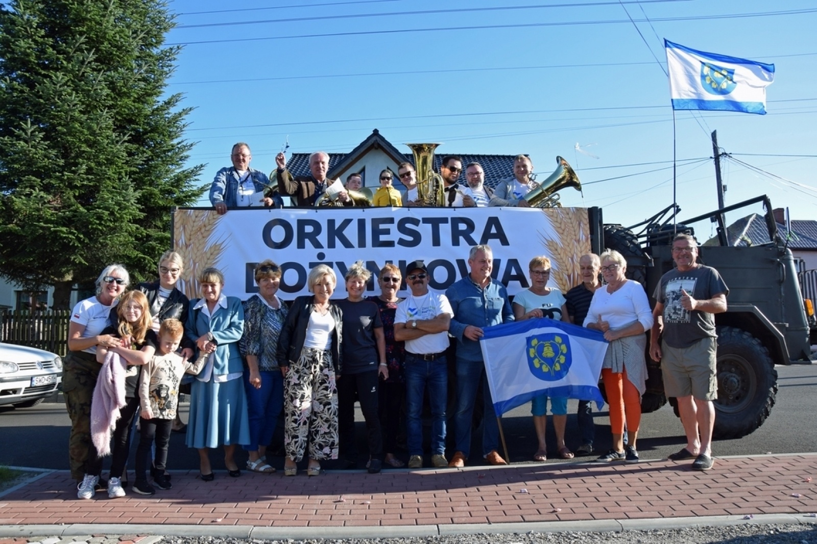 Zdjęcie w galerii na portalu naszwodzislaw.com: Orkiestra Rozrywkowa po raz trzeci na ulicach Gminy Mszana [FOTO] wiadomości z regionu