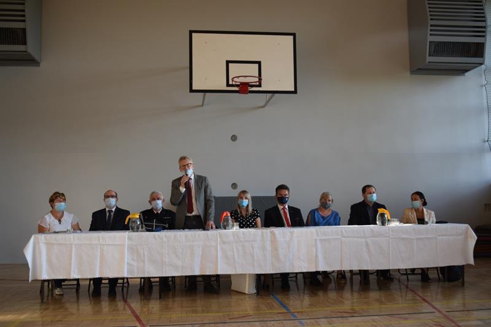 Zdjęcie w galerii na portalu naszwodzislaw.com: Mieszkańcy Mszany chcą budowy oświetlenia szkolnego boiska wiadomości z regionu