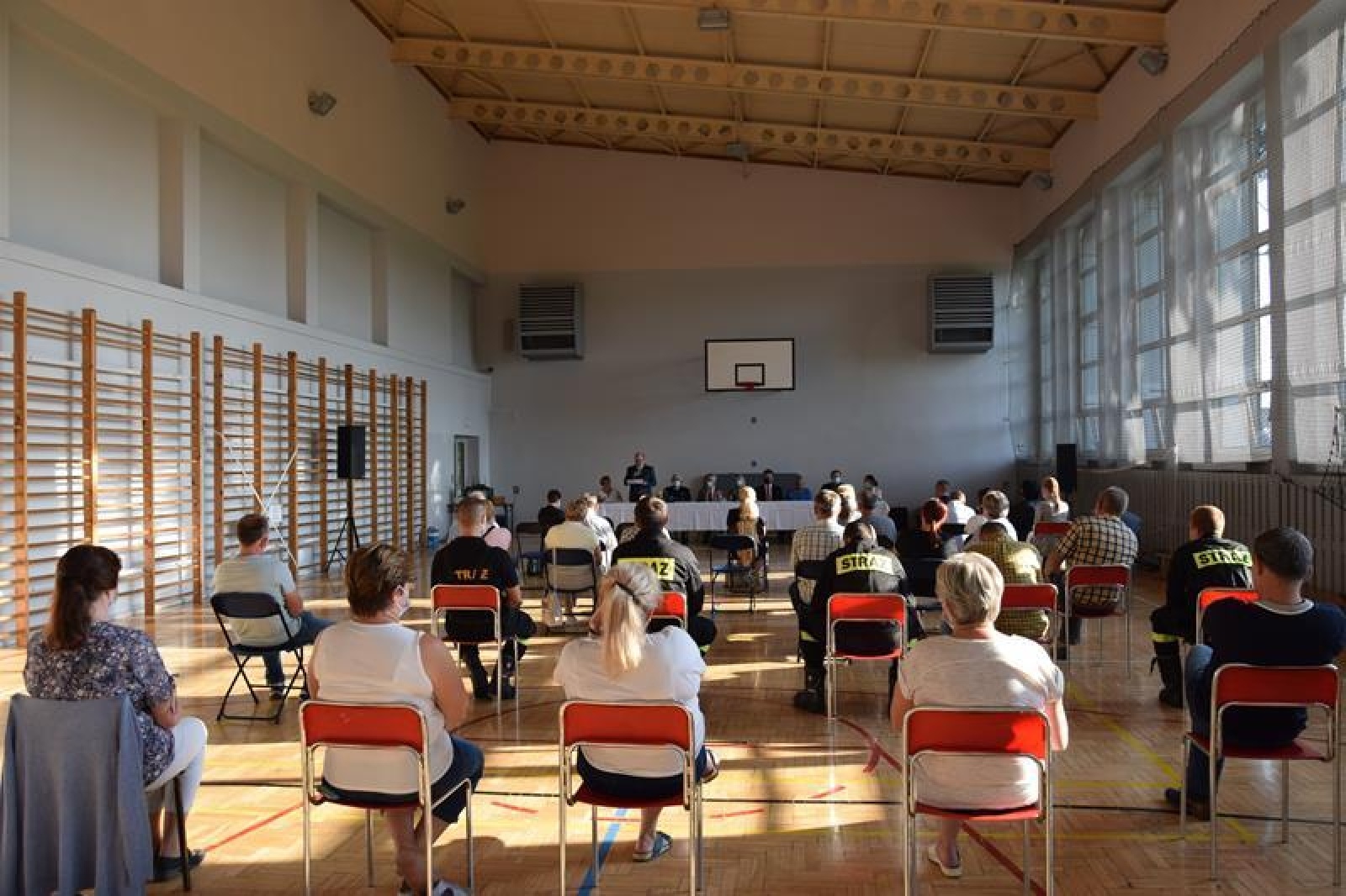 Zdjęcie w galerii na portalu naszwodzislaw.com: Mieszkańcy Mszany chcą budowy oświetlenia szkolnego boiska wiadomości z regionu