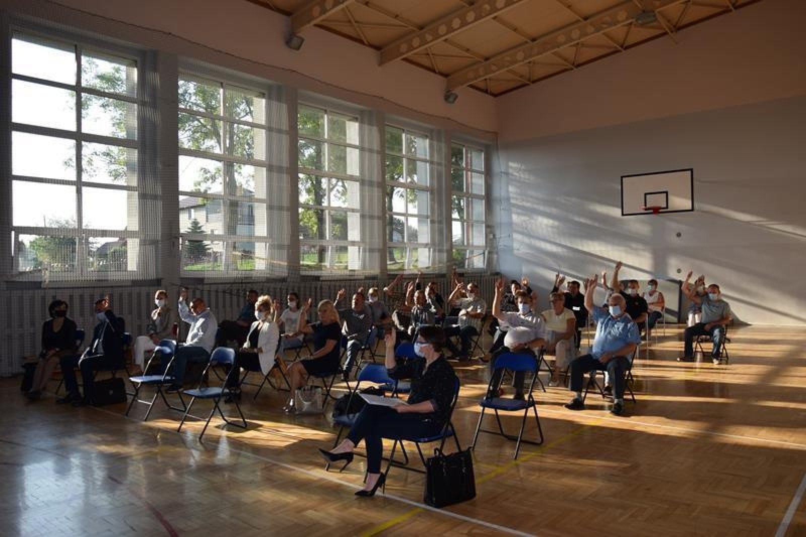 Zdjęcie w galerii na portalu naszwodzislaw.com: Mieszkańcy Mszany chcą budowy oświetlenia szkolnego boiska wiadomości z regionu