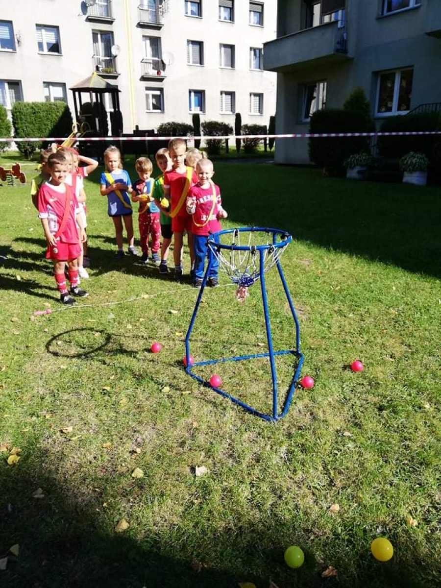 Zdjęcie w galerii na portalu naszwodzislaw.com: Dzień Sportu i Święto Kropki w Przedszkolu im. Misia Uszatka w Pszowie wiadomości z regionu