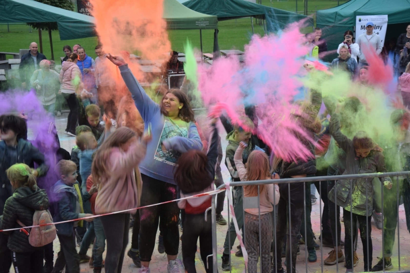 Zdjęcie w galerii na portalu naszwodzislaw.com: Eksplozja kolorów i koncerty na zakończenie lata w Połomi [FOTO] wiadomości z regionu