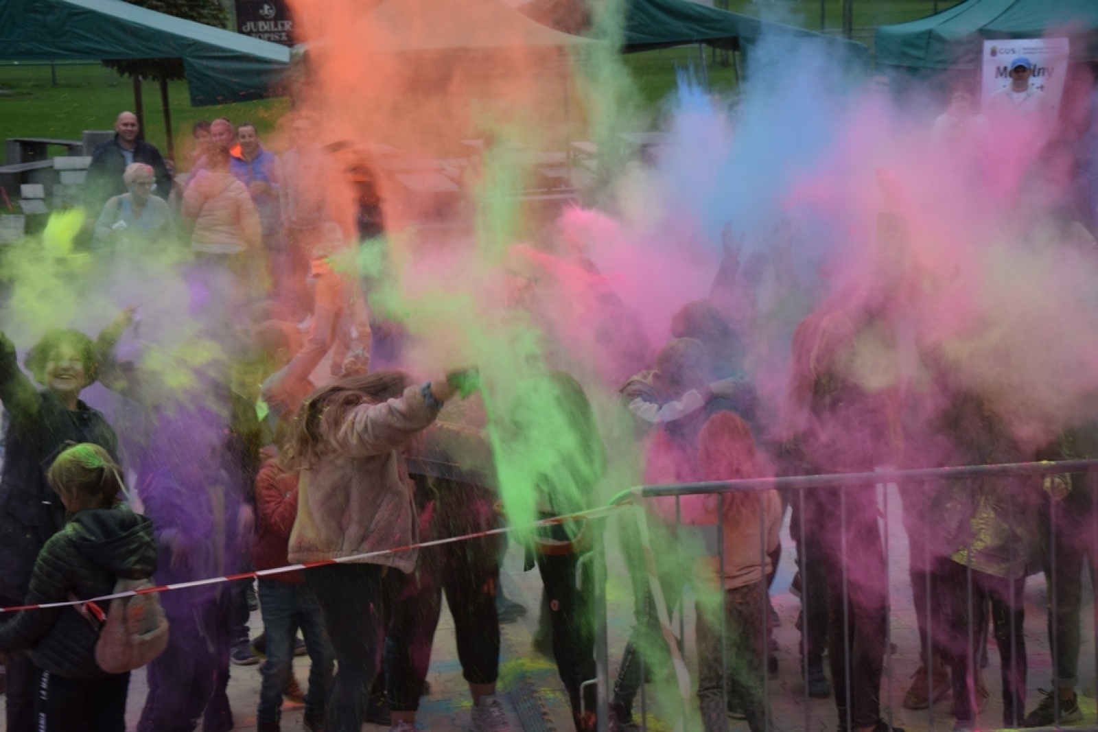 Zdjęcie w galerii na portalu naszwodzislaw.com: Eksplozja kolorów i koncerty na zakończenie lata w Połomi [FOTO] wiadomości z regionu