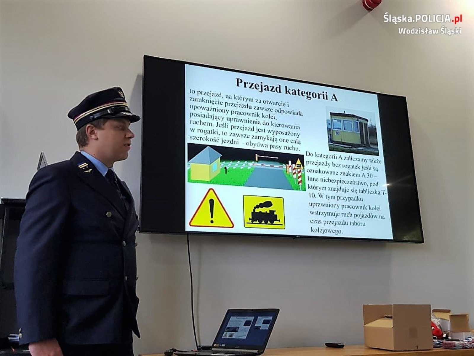 Zdjęcie w galerii na portalu naszwodzislaw.com: Bezpieczny przejazd z wodzisławskimi policjantami wiadomości z regionu