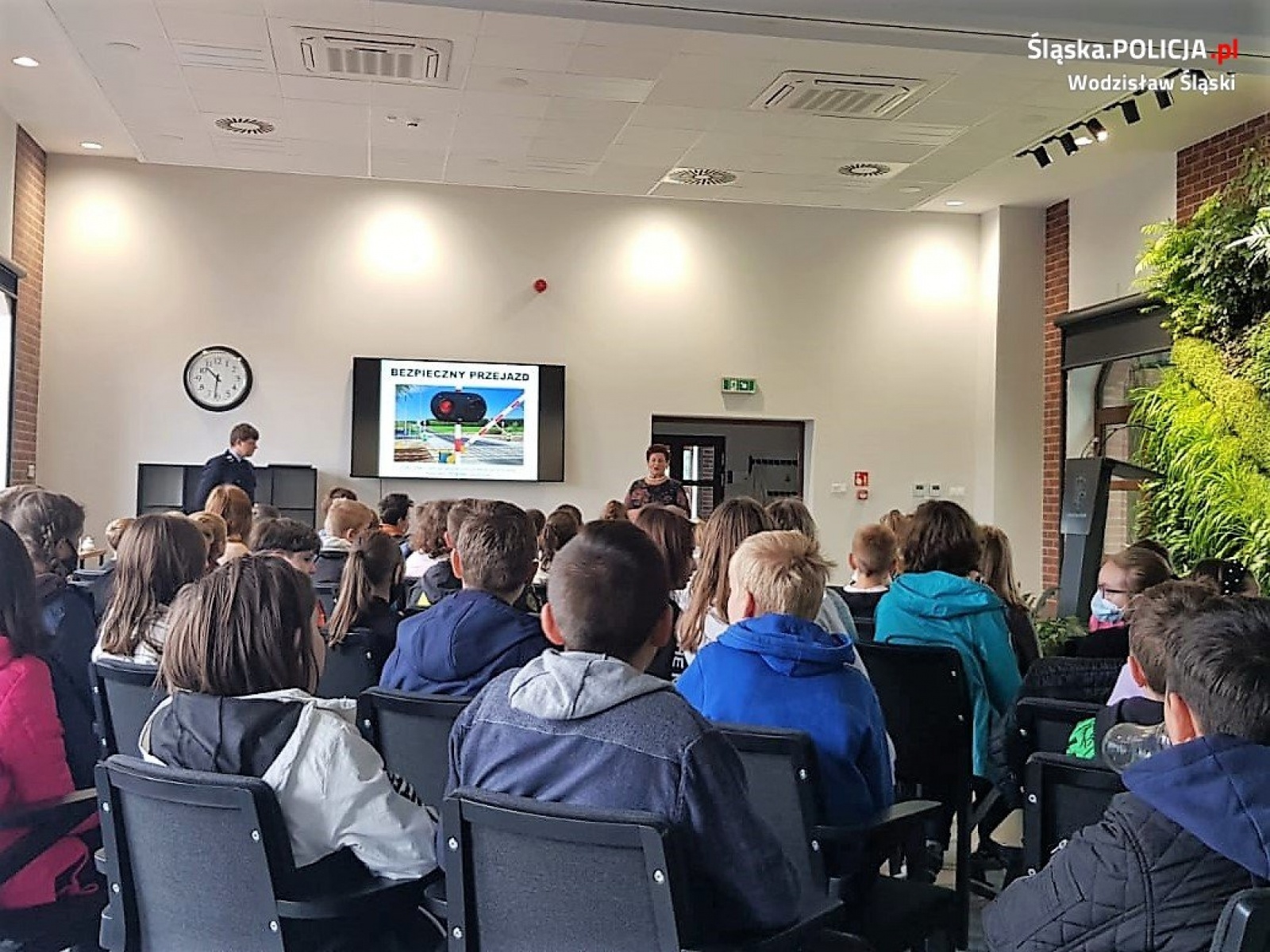 Zdjęcie w galerii na portalu naszwodzislaw.com: Bezpieczny przejazd z wodzisławskimi policjantami wiadomości z regionu