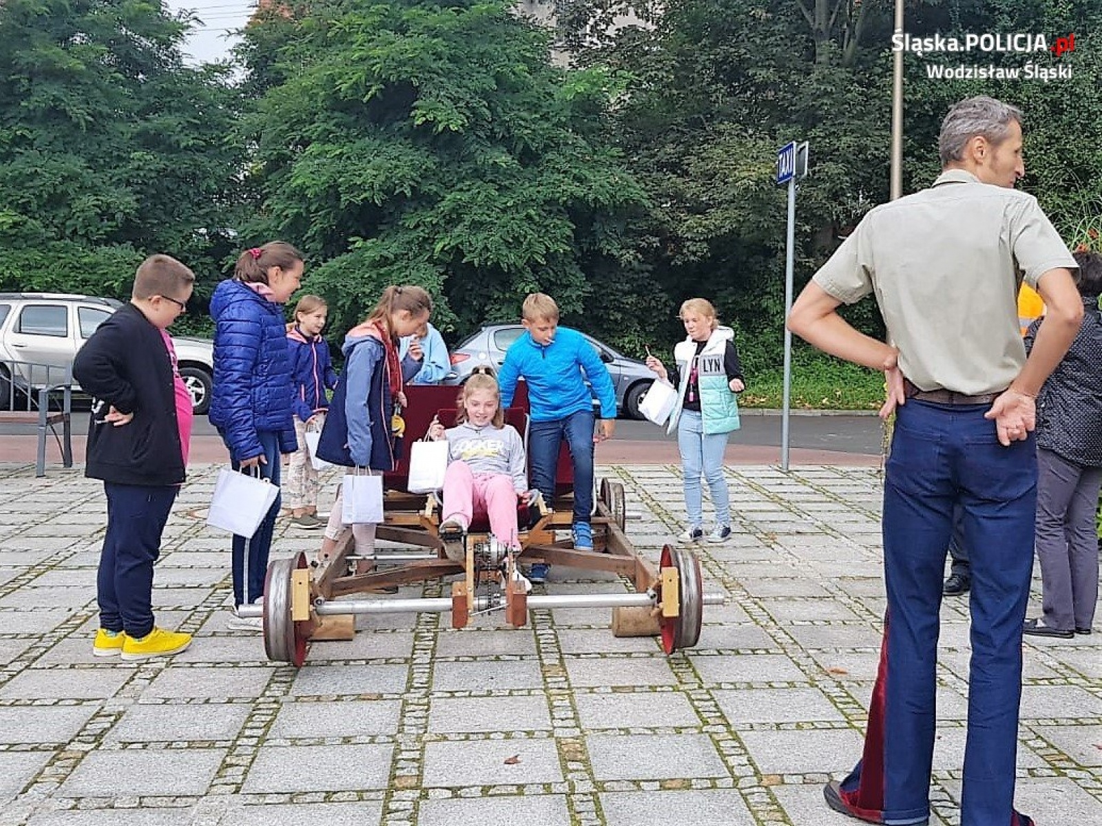 Zdjęcie w galerii na portalu naszwodzislaw.com: Bezpieczny przejazd z wodzisławskimi policjantami wiadomości z regionu