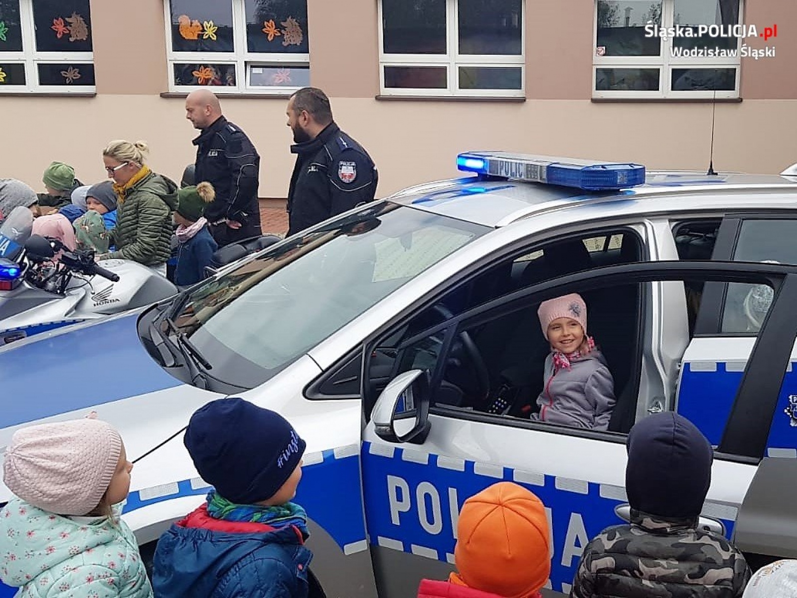 Zdjęcie w galerii na portalu naszwodzislaw.com: Policjanci w odwiedzinach u przedszkolaków z ZSP 4 wiadomości z regionu