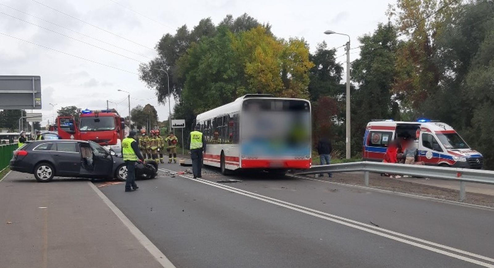 Zdjęcie w galerii na portalu naszwodzislaw.com: Groźny wypadek z udziałem autobusu wiadomości z regionu