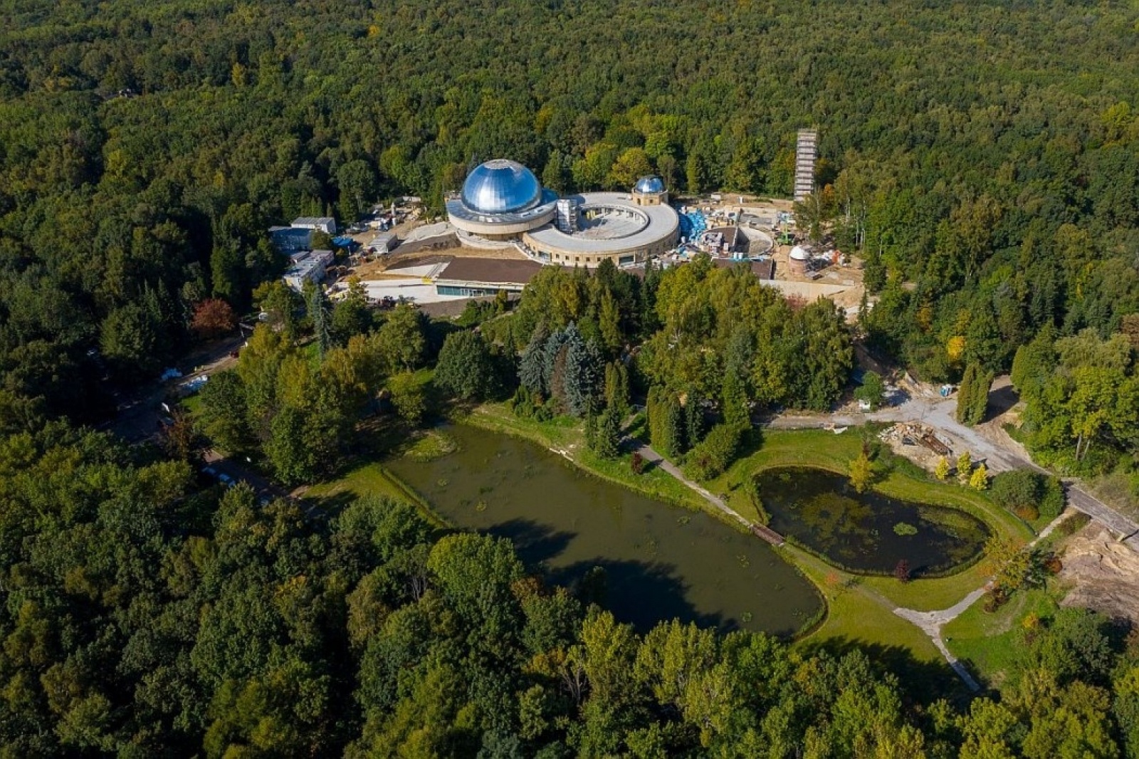 Zdjęcie w galerii na portalu naszwodzislaw.com: Śląskie bliżej gwiazd. Zakopano kapsułę czasu pod nowym planetarium wiadomości z regionu