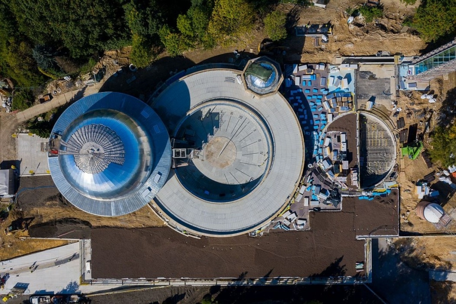 Zdjęcie w galerii na portalu naszwodzislaw.com: Śląskie bliżej gwiazd. Zakopano kapsułę czasu pod nowym planetarium wiadomości z regionu