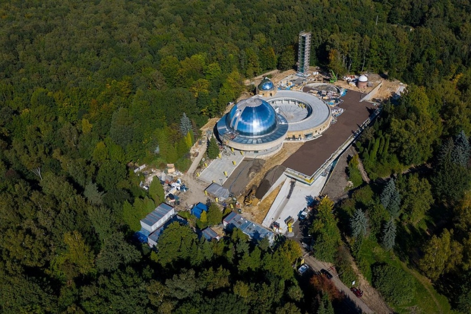 Zdjęcie w galerii na portalu naszwodzislaw.com: Śląskie bliżej gwiazd. Zakopano kapsułę czasu pod nowym planetarium wiadomości z regionu