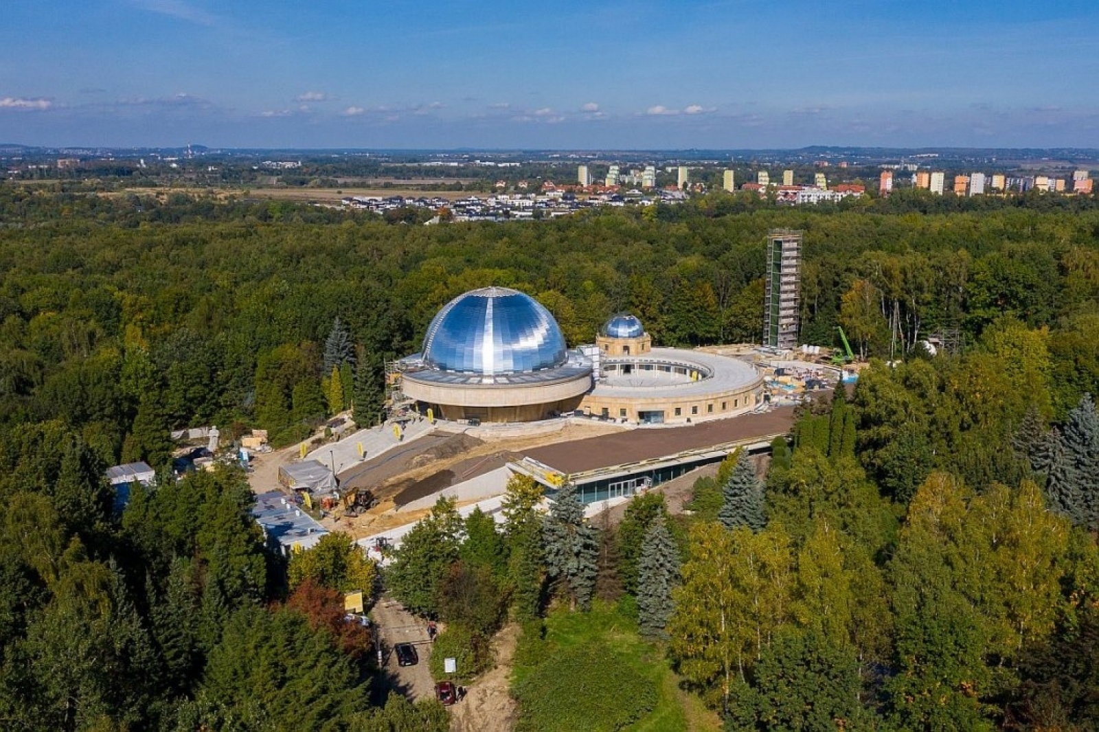 Zdjęcie w galerii na portalu naszwodzislaw.com: Śląskie bliżej gwiazd. Zakopano kapsułę czasu pod nowym planetarium wiadomości z regionu