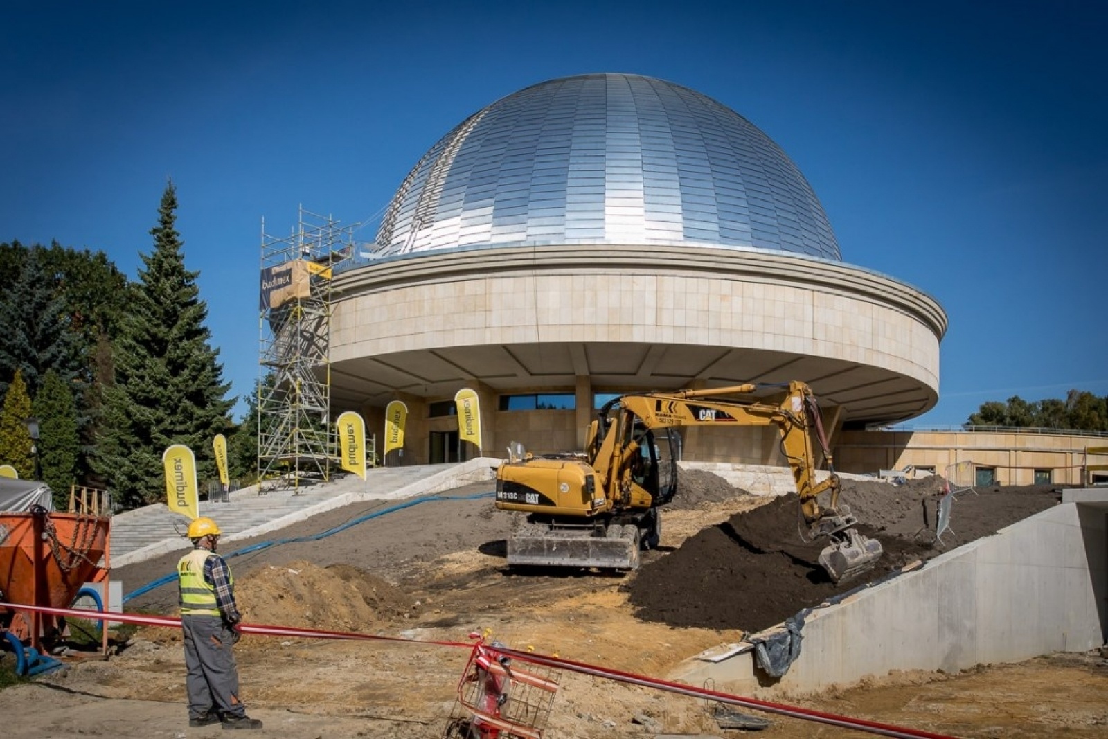 Zdjęcie w galerii na portalu naszwodzislaw.com: Śląskie bliżej gwiazd. Zakopano kapsułę czasu pod nowym planetarium wiadomości z regionu
