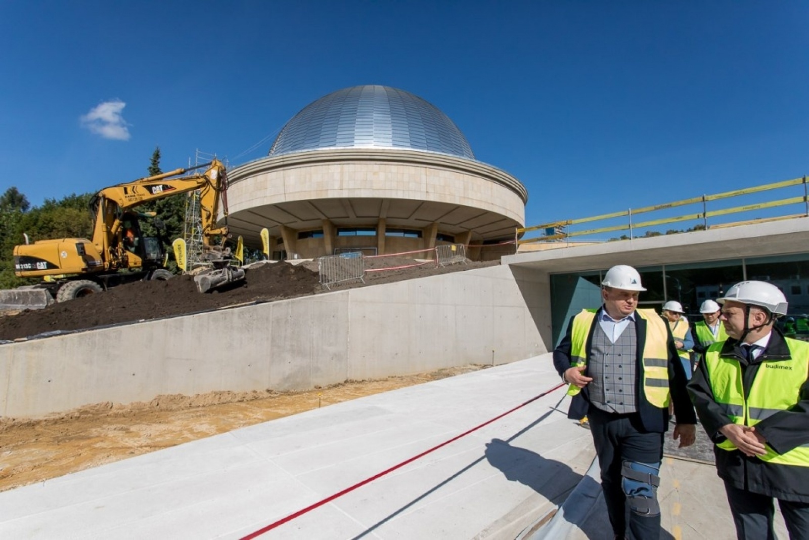 Zdjęcie w galerii na portalu naszwodzislaw.com: Śląskie bliżej gwiazd. Zakopano kapsułę czasu pod nowym planetarium wiadomości z regionu