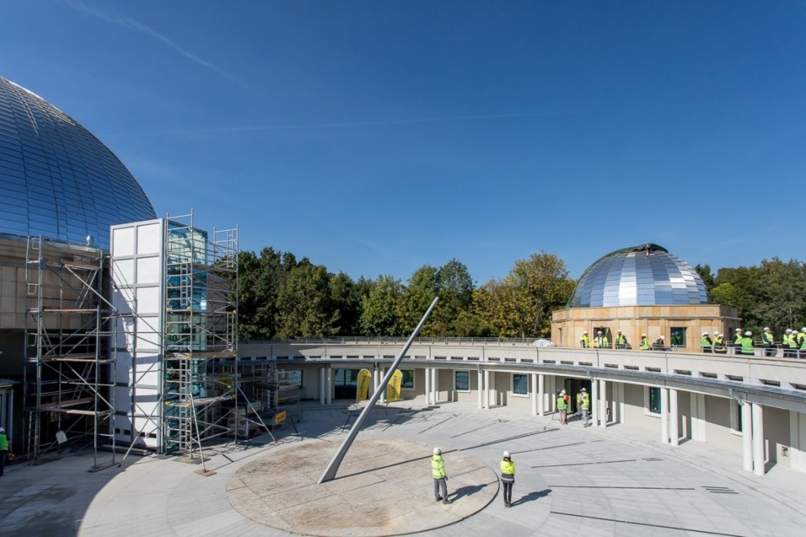 Zdjęcie w galerii na portalu naszwodzislaw.com: Śląskie bliżej gwiazd. Zakopano kapsułę czasu pod nowym planetarium wiadomości z regionu