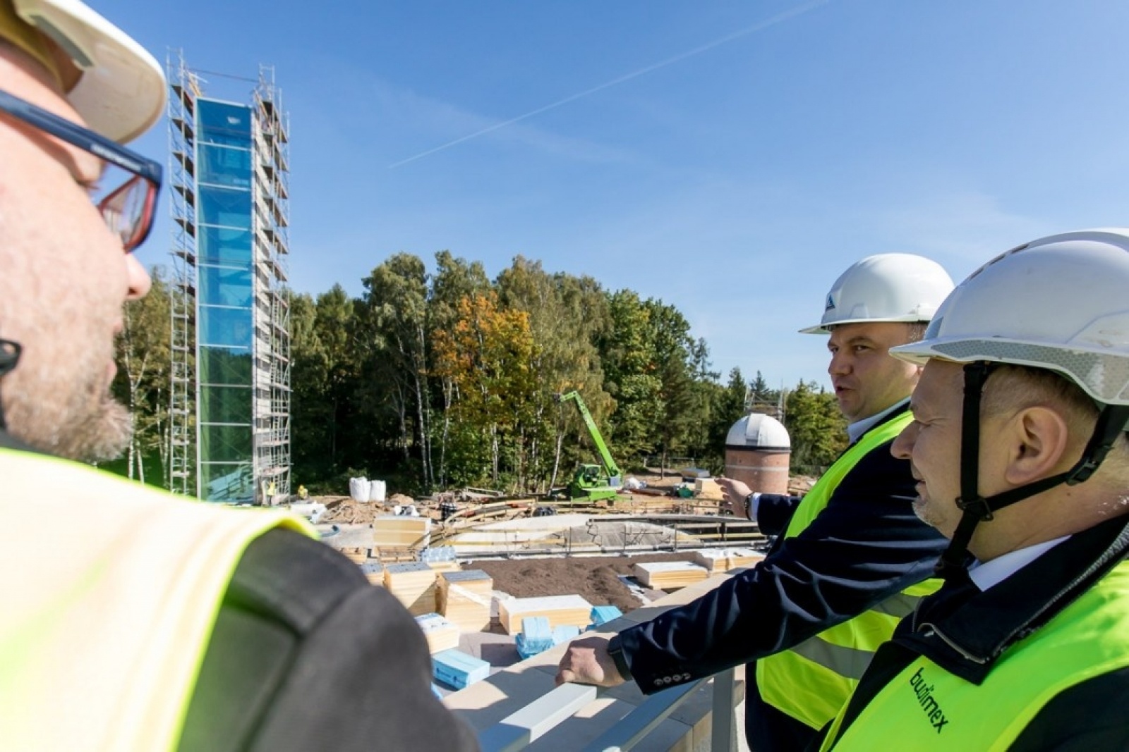 Zdjęcie w galerii na portalu naszwodzislaw.com: Śląskie bliżej gwiazd. Zakopano kapsułę czasu pod nowym planetarium wiadomości z regionu