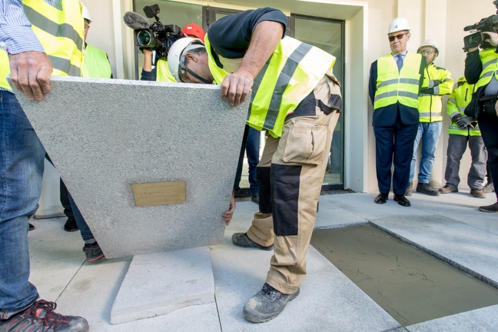 Zdjęcie w galerii na portalu naszwodzislaw.com: Śląskie bliżej gwiazd. Zakopano kapsułę czasu pod nowym planetarium wiadomości z regionu