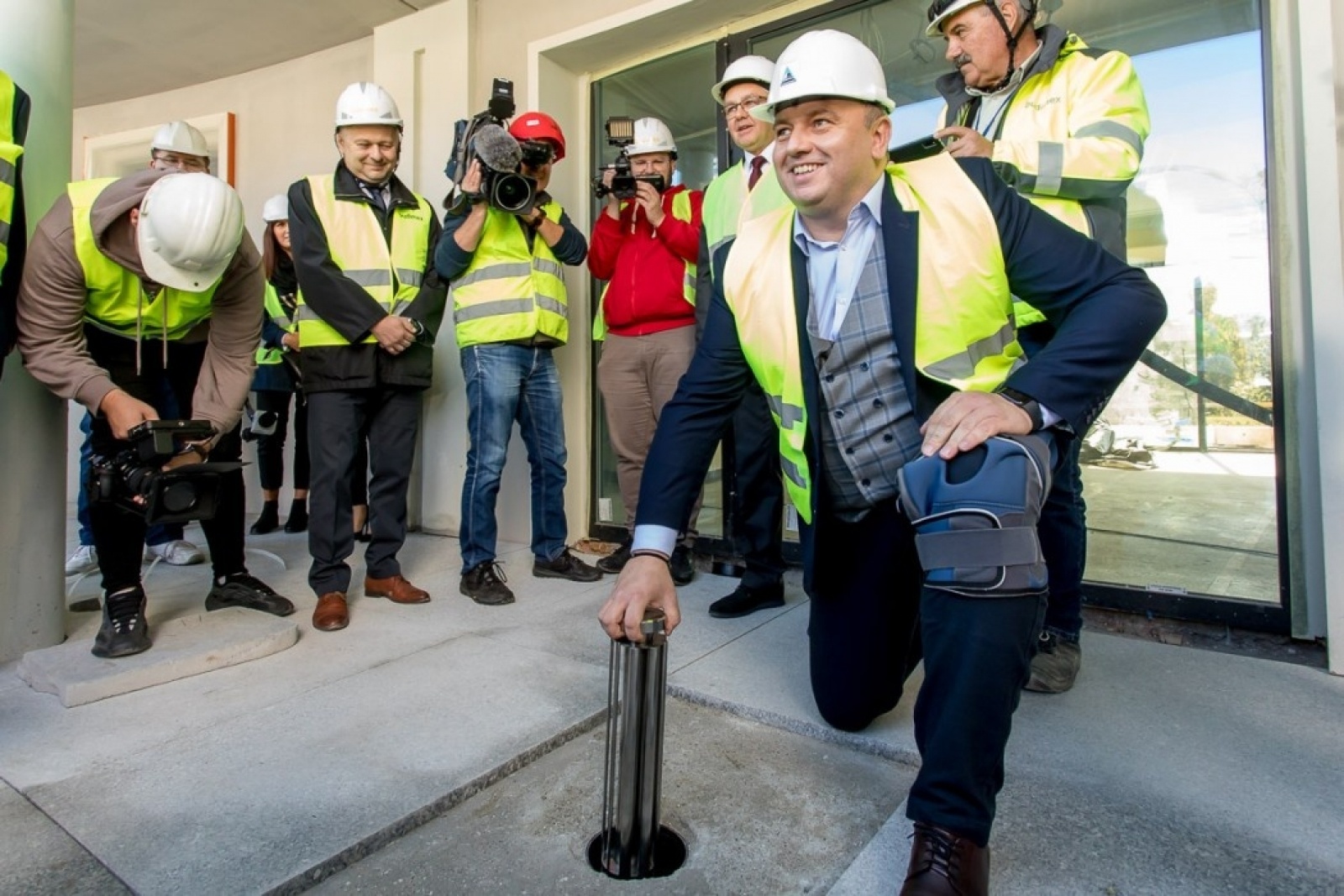 Zdjęcie w galerii na portalu naszwodzislaw.com: Śląskie bliżej gwiazd. Zakopano kapsułę czasu pod nowym planetarium wiadomości z regionu