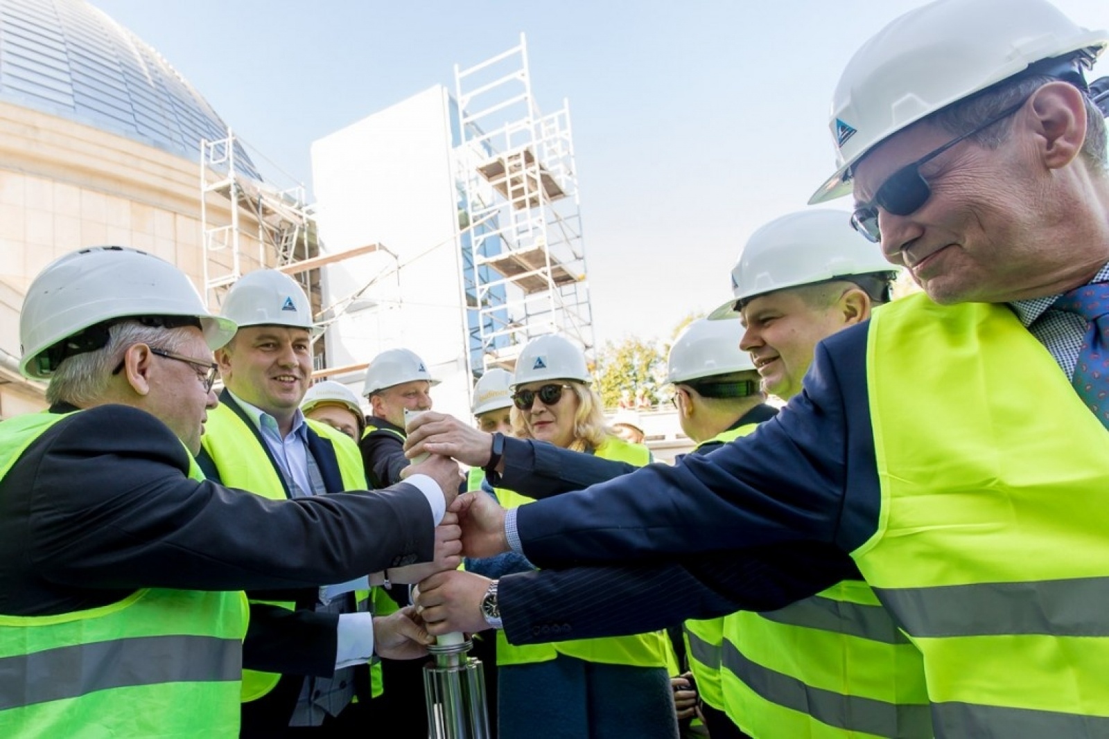 Zdjęcie w galerii na portalu naszwodzislaw.com: Śląskie bliżej gwiazd. Zakopano kapsułę czasu pod nowym planetarium wiadomości z regionu