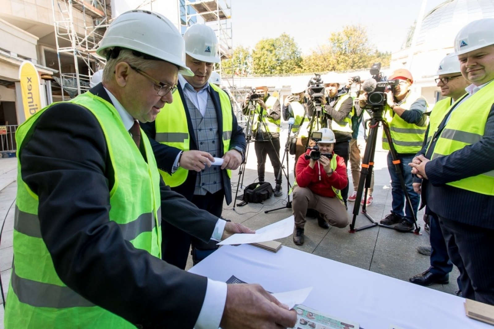 Zdjęcie w galerii na portalu naszwodzislaw.com: Śląskie bliżej gwiazd. Zakopano kapsułę czasu pod nowym planetarium wiadomości z regionu