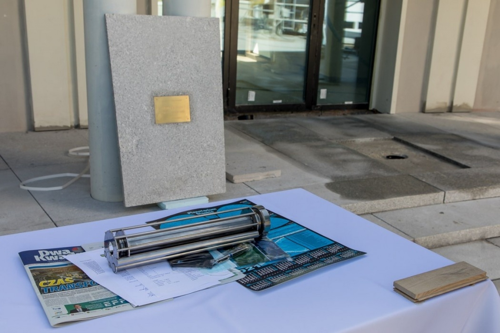 Zdjęcie w galerii na portalu naszwodzislaw.com: Śląskie bliżej gwiazd. Zakopano kapsułę czasu pod nowym planetarium wiadomości z regionu