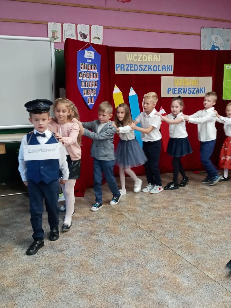Zdjęcie w galerii na portalu naszwodzislaw.com: SP 15. Pierwszaki pasowane na uczniów wiadomości z regionu