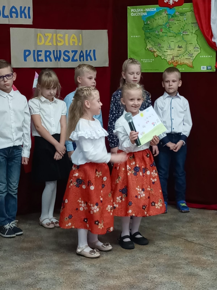 Zdjęcie w galerii na portalu naszwodzislaw.com: SP 15. Pierwszaki pasowane na uczniów wiadomości z regionu